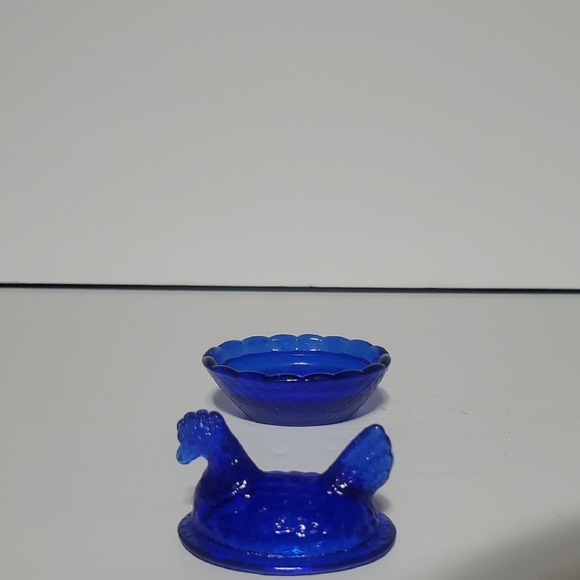 Colbalt Blue Hen On The Nest - Picture 2 of 5